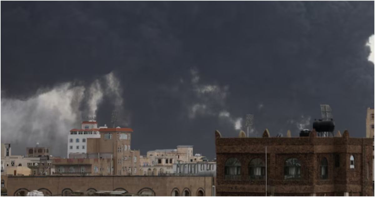 ইয়েমেনের রাজধানী সানায় মঙ্গলবার হুতি নিয়ন্ত্রিত অবকাঠামোতে ইসরায়েলের হামলার পর আকাশে ভাসমান কালো ধোঁয়া। ছবি: রয়টার্স